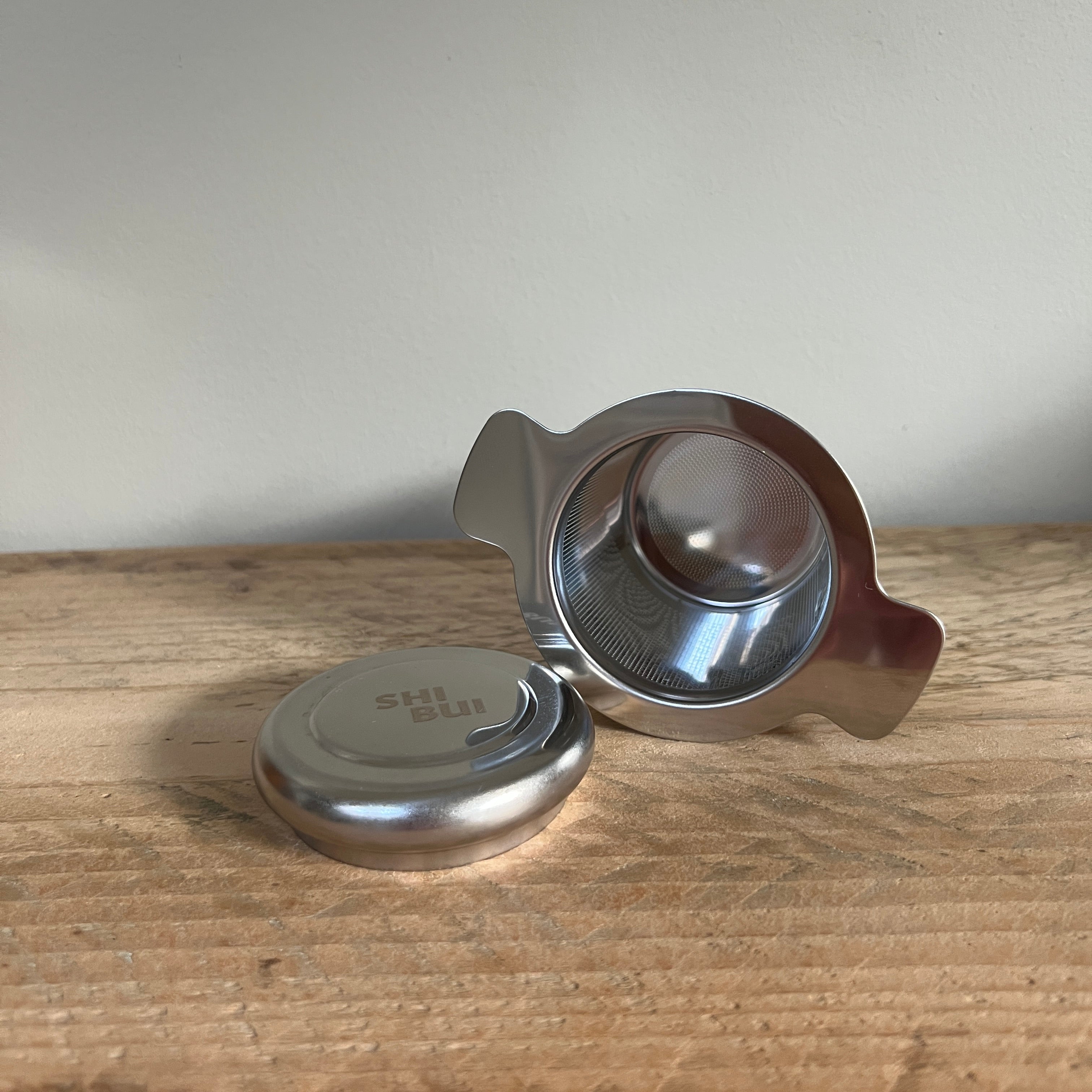Metallic tea strainer with lid